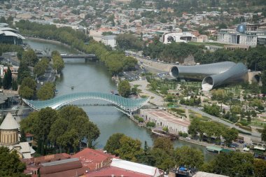 Tiflis, Gürcistan, yaklaşık Eylül 2018: Gürcistan'ın başkenti görünümü - Tiflis bulutlu bir günde