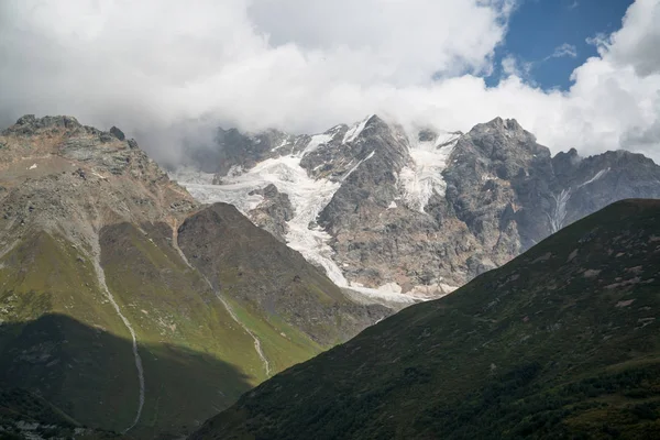 Gürcistan Shkhara Buzulushguli Trekking Yolu — Stok fotoğraf