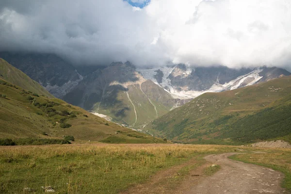 Camino Trekking Ushguli Glaciar Shkhara Georgia —  Fotos de Stock