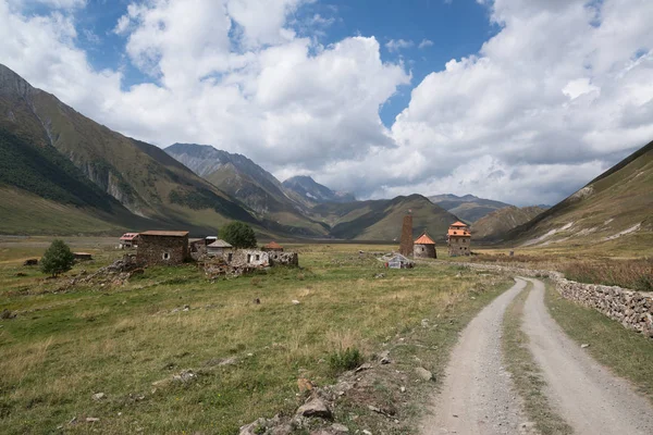 Bela Paisagem Com Casas Montanhas Geórgia — Fotografia de Stock