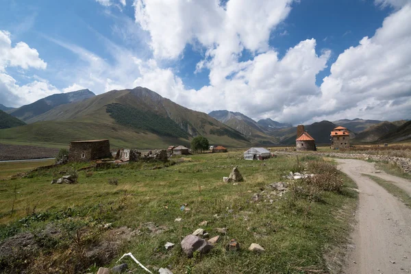 Bela Paisagem Com Casas Montanhas Geórgia — Fotografia de Stock