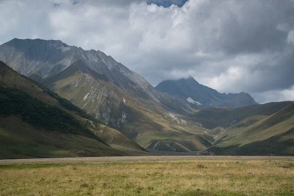 Gürcistan Doğa Dağlar Ile Güzel Manzara — Stok fotoğraf