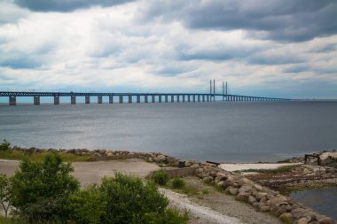 İsveç'te nehir üzerinde Oresund Köprüsü