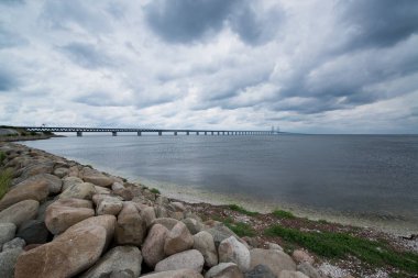 İsveç'te nehir üzerinde Oresund Köprüsü