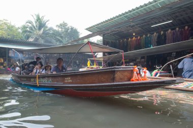 Damnoen Saduak, Tayland-Circa Şubat 2016: Damnoen Saduak Tayland yüzen Pazar. Renkli meyveler, sebzeler ve Tay mutfağı ile yüklü birçok küçük tekne featuring.