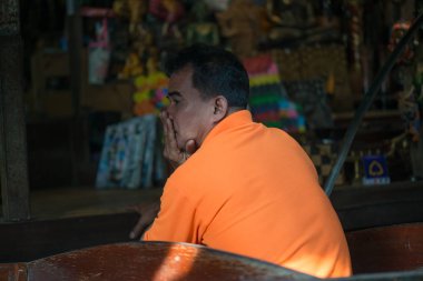 Damnoen Saduak, Tayland-Circa Şubat 2016: Damnoen Saduak Tayland yüzen Pazar. Renkli meyveler, sebzeler ve Tay mutfağı ile yüklü birçok küçük tekne featuring.