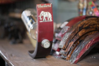 Damnoen Saduak, Tayland-Circa Şubat 2016: Damnoen Saduak Tayland yüzen Pazar. Renkli meyveler, sebzeler ve Tay mutfağı ile yüklü birçok küçük tekne featuring.