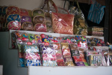 Damnoen Saduak, Tayland-Circa Şubat 2016: Damnoen Saduak Tayland yüzen Pazar. Renkli meyveler, sebzeler ve Tay mutfağı ile yüklü birçok küçük tekne featuring.