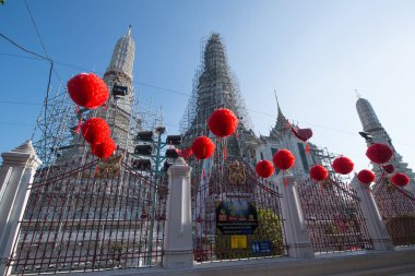 Güneşli bir günde Tayland 'da güzel bir tapınak.