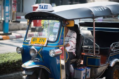 Bangkok - Circa Şubat 2016: Bangkok Caddesi ve Bangkok Khao San Road üzerinde turistik mağazalar, Tayland. Khao San Road Bangkok ünlü bir düşük bütçeli otel ve konukevleri alanıdır