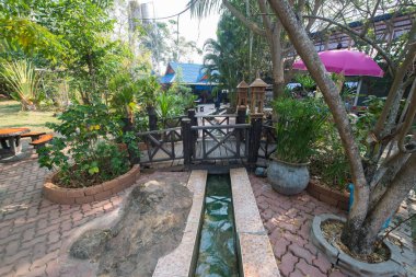 Tayland - Circa Şubat 2016: Tayland'da bir Budist tapınağında insanlar