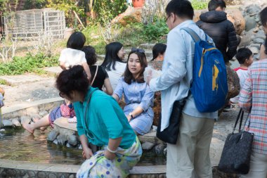 Tayland - Circa Şubat 2016: Tayland'da bir Budist tapınağında insanlar