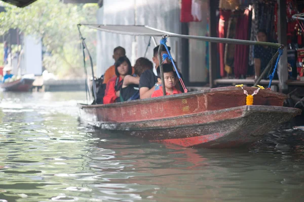 Damnoen Saduak, Tayland-Circa Şubat 2016: Damnoen Saduak Tayland yüzen Pazar. Renkli meyveler, sebzeler ve Tay mutfağı ile yüklü birçok küçük tekne featuring.