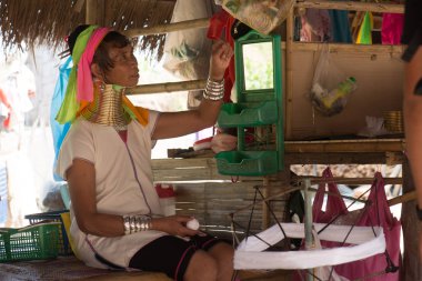 Mae Hong Son, Tayland-Circa Şubat 2016: Mae Hong Son, Tayland, Chiang Rai, Karen Long Neck Tepesi kabile köyü yakınında tanımlanamayan Karen kabile kadın. Ünlü turistik destinasyon