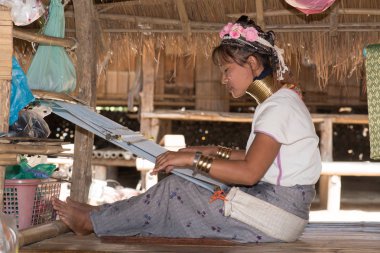 Mae Hong Son, Tayland-Circa Şubat 2016: Mae Hong Son, Tayland, Chiang Rai, Karen Long Neck Tepesi kabile köyü yakınında tanımlanamayan Karen kabile kadın. Ünlü turistik destinasyon