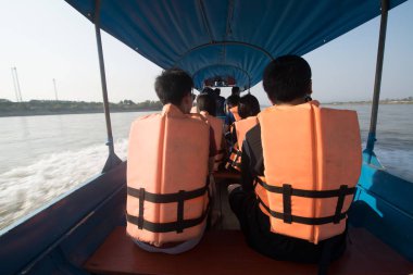 Krabi, Tayland - Şubat 2016: Ao Nang plajı Tayland 'ın ana tatil beldelerinden biri