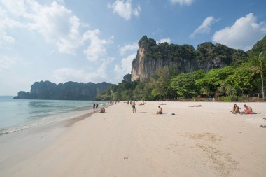 Krabi, Tayland - Circa Şubat 2016: Railay plajı tayland'ın başlıca tatil beldelerinden biri, Krabi, Tayland