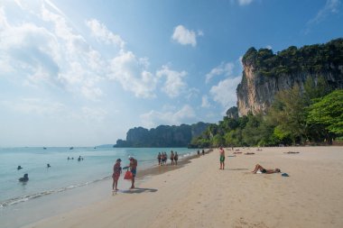 Krabi, Tayland - Circa Şubat 2016: Railay plajı tayland'ın başlıca tatil beldelerinden biri, Krabi, Tayland