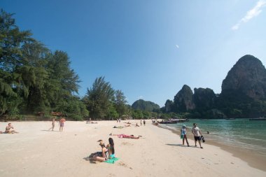 Krabi, Tayland - Circa Şubat 2016: Railay plajı tayland'ın başlıca tatil beldelerinden biri, Krabi, Tayland