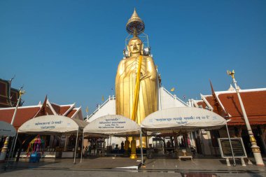 Tayland - Circa Şubat 2016: Tayland'da bir Budist tapınağında insanlar