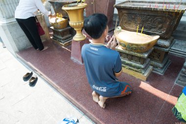 Tayland - Circa Şubat 2016: Tayland'da bir Budist tapınağında insanlar