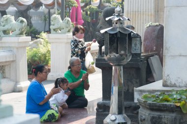 Tayland - Circa Şubat 2016: Tayland'da bir Budist tapınağında insanlar