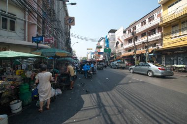 Bangkok - Circa Şubat 2016: Bangkok Caddesi ve Bangkok Khao San Road üzerinde turistik mağazalar, Tayland. Khao San Road Bangkok ünlü bir düşük bütçeli otel ve konukevleri alanıdır