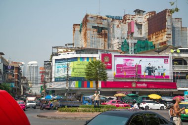 Bangkok - Circa Şubat 2016: Bangkok Caddesi ve Bangkok Khao San Road üzerinde turistik mağazalar, Tayland. Khao San Road Bangkok ünlü bir düşük bütçeli otel ve konukevleri alanıdır