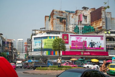 Bangkok - Circa Şubat 2016: Bangkok Caddesi ve Bangkok Khao San Road üzerinde turistik mağazalar, Tayland. Khao San Road Bangkok ünlü bir düşük bütçeli otel ve konukevleri alanıdır
