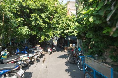 Bangkok - Circa Şubat 2016: Bangkok Caddesi ve Bangkok Khao San Road üzerinde turistik mağazalar, Tayland. Khao San Road Bangkok ünlü bir düşük bütçeli otel ve konukevleri alanıdır