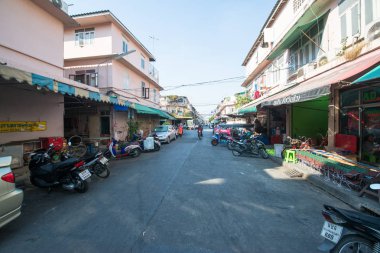 Bangkok - Circa Şubat 2016: Bangkok Caddesi ve Bangkok Khao San Road üzerinde turistik mağazalar, Tayland. Khao San Road Bangkok ünlü bir düşük bütçeli otel ve konukevleri alanıdır