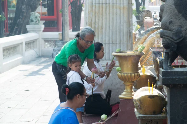 Tayland - Circa Şubat 2016: Tayland'da bir Budist tapınağında insanlar