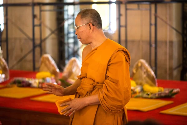 Tayland - Circa Şubat 2016: Tayland'da bir Budist tapınağında rahipler
