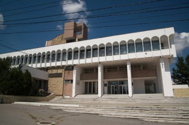 Tiraspol, Transnistria - Yaklaşık Ağustos 2016: Transnistria'nın başkenti Tiraspol'de bilinmeyen bina, Birleşmiş Milletler tarafından tanınmayan kendi kendini yöneten bir bölge 