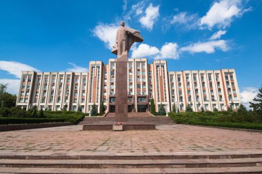 Tiraspol, Transnistria - Yaklaşık Ağustos 2016: Parlamento binası ve Lenin heykeli. Tiraspol, Birleşmiş Milletler tarafından tanınmayan kendi kendini yöneten bir bölge olan Transnistria'nın başkentidir.