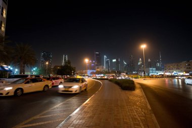Abu Dabi-16 Haziran 2014-Dubai şehir merkezi gece sahnesi binalar, arabalar ve parlayan ışıklar ile, UAE  