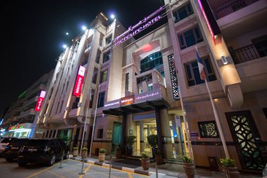 Abu Dabi-16 Haziran 2014-Dubai şehir merkezi gece sahnesi binalar, arabalar ve parlayan ışıklar ile, UAE  