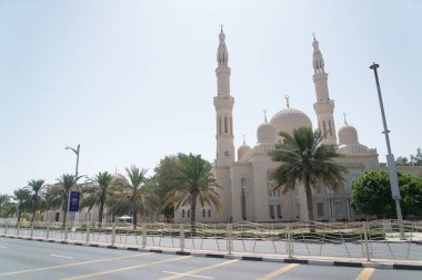 Abu Dabi, Birleşik Arap Emirlikleri - 15 Haziran 2014 - 15 Haziran 2014'te Abu Dabi'de Şeyh Zayed Ulu Camii. Birleşik Arap Emirlikleri'nin en büyük camisidir.