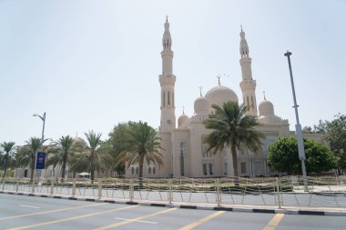 Abu Dabi, Birleşik Arap Emirlikleri - 15 Haziran 2014 - 15 Haziran 2014'te Abu Dabi'de Şeyh Zayed Ulu Camii. Birleşik Arap Emirlikleri'nin en büyük camisidir.