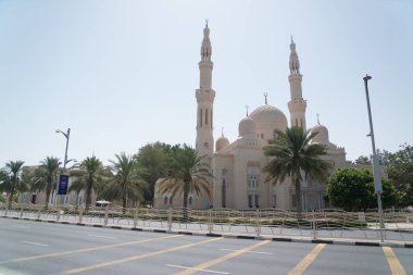 Abu Dabi, Birleşik Arap Emirlikleri - 15 Haziran 2014 - 15 Haziran 2014'te Abu Dabi'de Şeyh Zayed Ulu Camii. Birleşik Arap Emirlikleri'nin en büyük camisidir.
