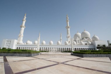 Abu Dabi, Birleşik Arap Emirlikleri - 15 Haziran 2014 - 15 Haziran 2014'te Abu Dabi'de Şeyh Zayed Ulu Camii. Birleşik Arap Emirlikleri'nin en büyük camisidir.