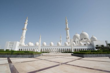 Abu Dabi, Birleşik Arap Emirlikleri - 15 Haziran 2014 - 15 Haziran 2014'te Abu Dabi'de Şeyh Zayed Ulu Camii. Birleşik Arap Emirlikleri'nin en büyük camisidir.