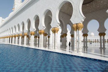 Abu Dabi, Birleşik Arap Emirlikleri - 15 Haziran 2014 - 15 Haziran 2014 tarihinde Abu Dabi'de havuzlu Şeyh Zayed Ulu Camii. Birleşik Arap Emirlikleri'nin en büyük camisidir.