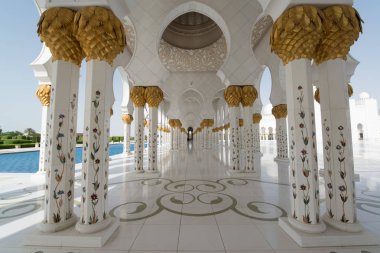 Abu Dabi, Birleşik Arap Emirlikleri - 15 Haziran 2014 - 15 Haziran 2014'te Abu Dabi'de Şeyh Zayed Ulu Camii. Birleşik Arap Emirlikleri'nin en büyük camisidir.