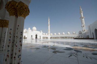 Abu Dabi, Birleşik Arap Emirlikleri - 15 Haziran 2014 - 15 Haziran 2014'te Abu Dabi'de Şeyh Zayed Ulu Camii. Birleşik Arap Emirlikleri'nin en büyük camisidir.