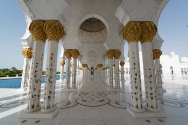 Abu Dabi, Birleşik Arap Emirlikleri - 15 Haziran 2014 - 15 Haziran 2014'te Abu Dabi'de Şeyh Zayed Ulu Camii. Birleşik Arap Emirlikleri'nin en büyük camisidir.