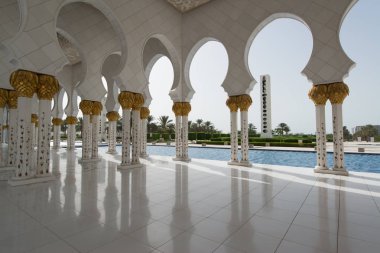 Abu Dabi, Birleşik Arap Emirlikleri - 15 Haziran 2014 - 15 Haziran 2014'te Abu Dabi'de Şeyh Zayed Ulu Camii. Birleşik Arap Emirlikleri'nin en büyük camisidir.