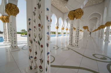 Abu Dabi, Birleşik Arap Emirlikleri - 15 Haziran 2014 - 15 Haziran 2014'te Abu Dabi'de Şeyh Zayed Ulu Camii. Birleşik Arap Emirlikleri'nin en büyük camisidir.