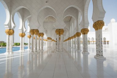 Abu Dabi, Birleşik Arap Emirlikleri - 15 Haziran 2014 - 15 Haziran 2014'te Abu Dabi'de Şeyh Zayed Ulu Camii. Birleşik Arap Emirlikleri'nin en büyük camisidir.