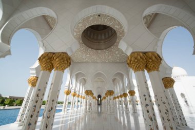 Abu Dabi, Birleşik Arap Emirlikleri - 15 Haziran 2014 - 15 Haziran 2014'te Abu Dabi'de Şeyh Zayed Ulu Camii. Birleşik Arap Emirlikleri'nin en büyük camisidir.